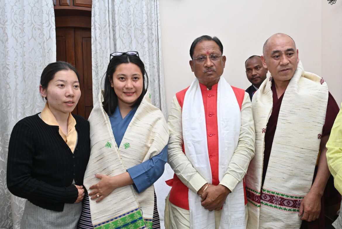 मुख्यमंत्री श्री साय से तिब्बती पार्लियामेंट के दो सांसदों ने की सौजन्य मुलाकात
