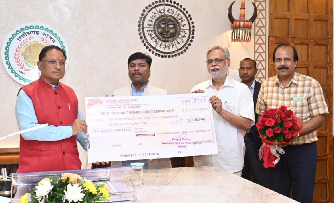 मुख्यमंत्री श्री विष्णु देव साय को वन मंत्री ने वन विकास निगम की लाभांश राशि 2.26 करोड़ रूपए का चेक सौंपा