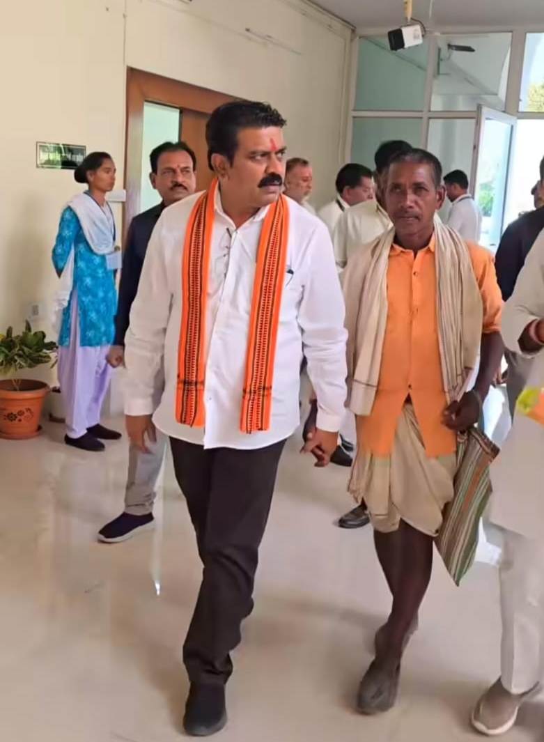 कबीरधाम जिले के ग्राम बदना के विशेष पिछड़ी जनजाति बैगाओं ने पहली बार देखी विधानसभा सदन की कार्यवाही