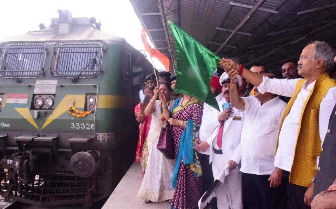 ‘आस्था’ स्पेशल ट्रेन से रामभक्त रवाना हुए अयोध्या धाम:संस्कृति मंत्री श्री अग्रवाल ने ट्रेन को दिखाई हरी झंडी;
