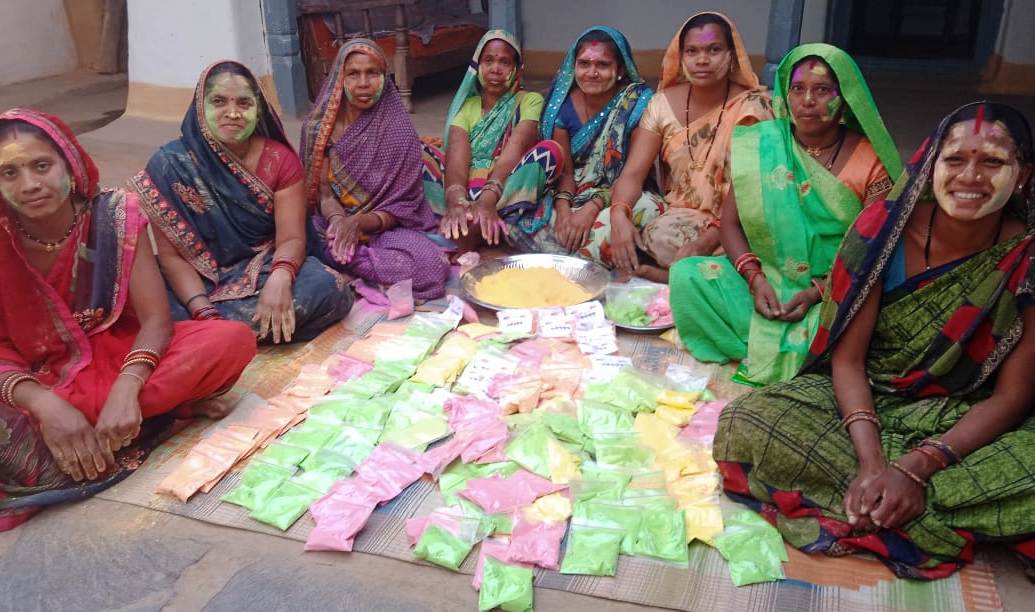 मंदिरों में चढ़े फूलों से बना रही सुगंधित हर्बल गुलाल