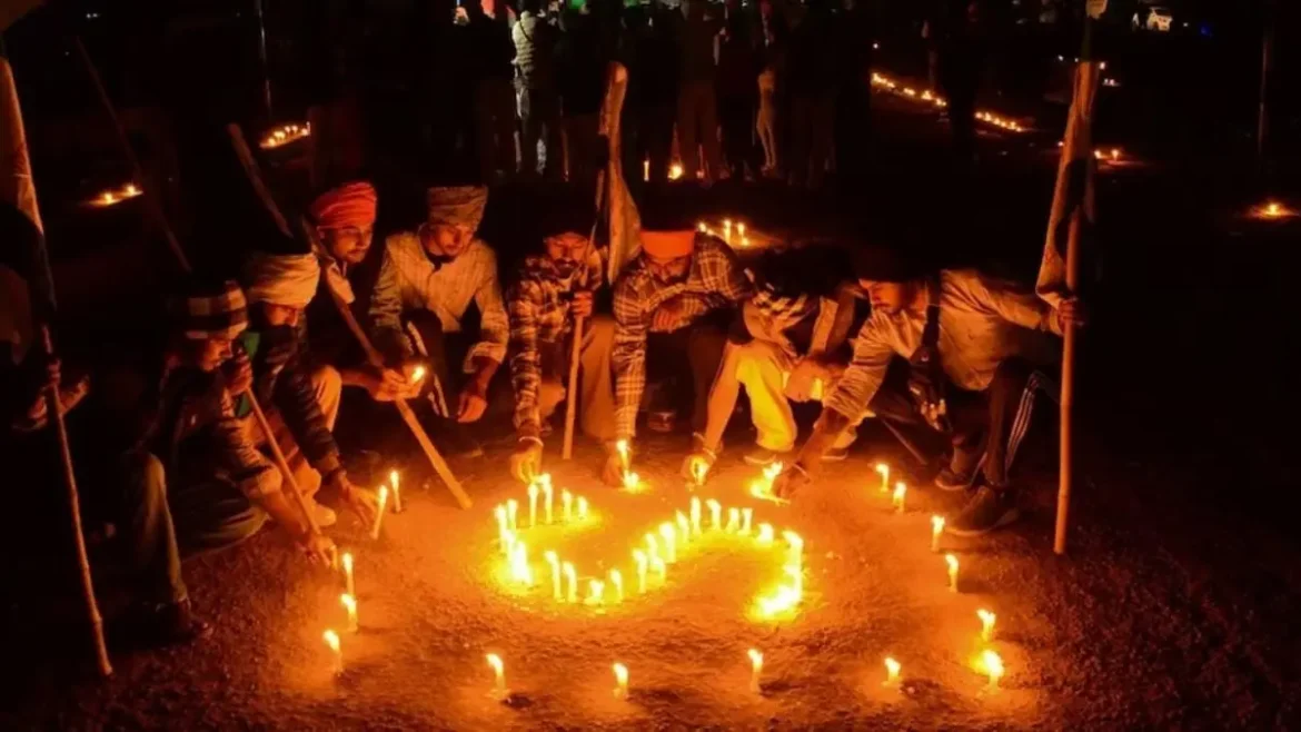 किसानों ने पंजाब-हरियाणा बॉर्डर पर निकाला कैंडल मार्च
