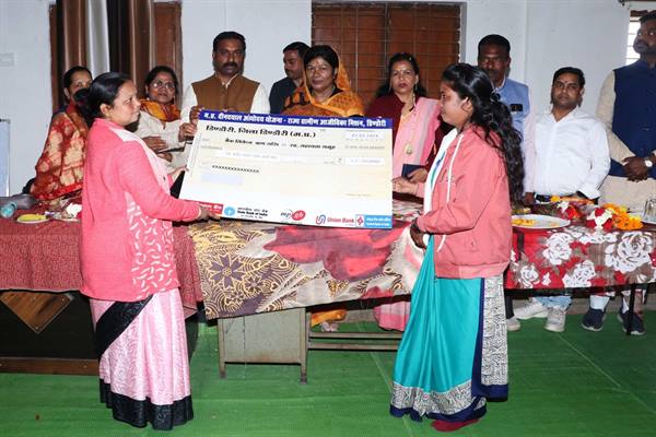 मंत्री श्रीमती संपतिया उइके ने 48 महिला स्व-सहायता समूहों को प्रदान किये 1 करोड़ 55 लाख रूपये के ऋण स्वीकृति पत्र;