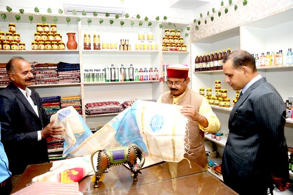 कुटीर एवं ग्रामोद्योग राज्यमंत्री श्री जायसवाल ने किया मृगनयनी एम्पोरियम का निरीक्षण;