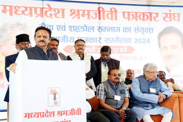 सरकार और जनता के बीच संवाद की कड़ी हैं पत्रकार – उप मुख्यमंत्री श्री शुक्ल;