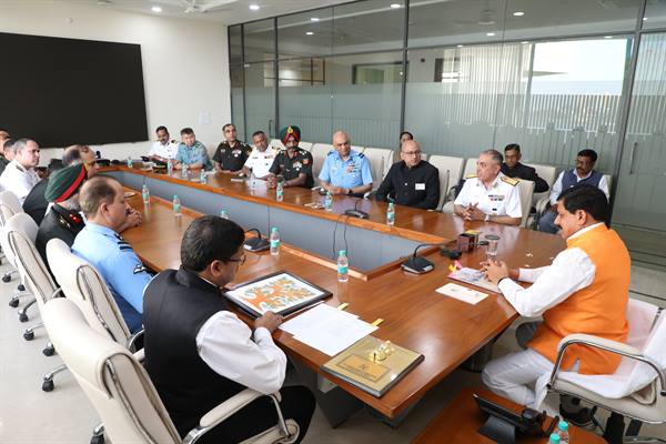 मुख्यमंत्री डॉ. यादव से डिफेंस कॉलेज दिल्ली के प्रशिक्षण लेने आए वायु सेना के अधिकारियों ने सौजन्य भेंट की;