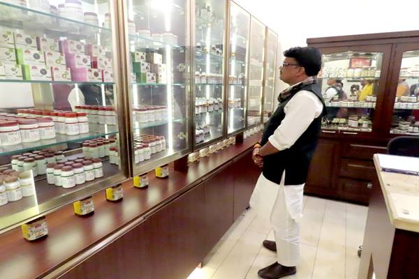 वन मंत्री श्री चौहान ने मध्य प्रदेश भवन स्थित विंध्य हर्बल्स और मृगनयनी कियोस्क का किया अवलोकन
