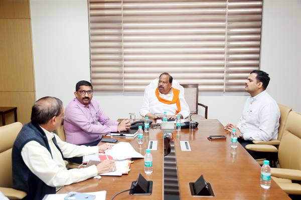 निर्माण कार्य समय सीमा में पूर्ण करें : मंत्री श्री काश्यप