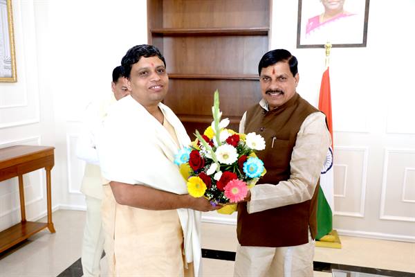 मुख्यमंत्री डॉ. यादव से मिले आचार्य बालकृष्ण;