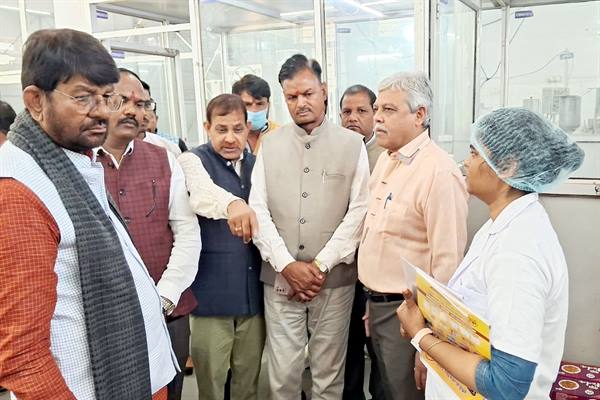 दुग्ध उत्पादों की शुद्धता और गुणवत्ता का रखा जाए पूरा ध्यान – मंत्री श्री लखन पटेल;