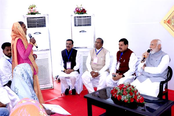 प्रधानमंत्री श्री नरेंद्र मोदी ने विभिन्न योजनाओं के हितग्राहियों से किया संवाद;