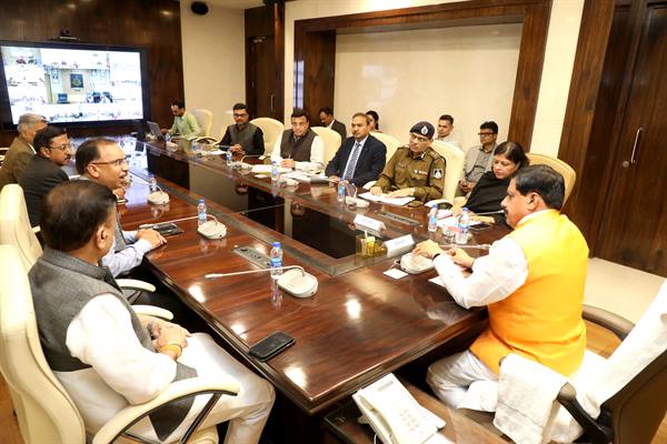 प्रत्येक जिले में पटाखा फैक्ट्रियों का निरीक्षण कर शासन को प्रतिवेदन भेजने के निर्देश;