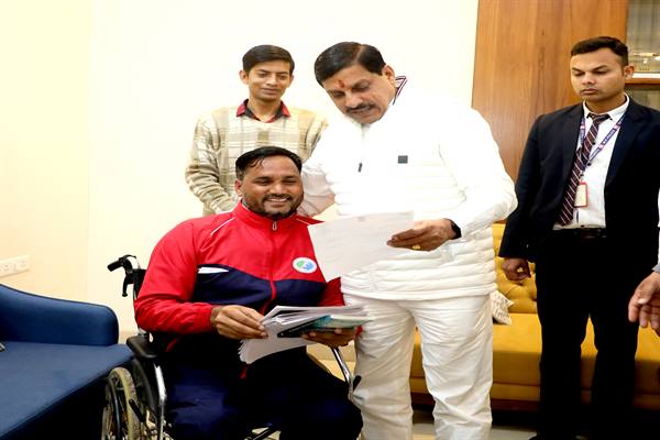 मुख्यमंत्री डॉ. यादव से मिले पद्मश्री सतेंद्र सिंह;