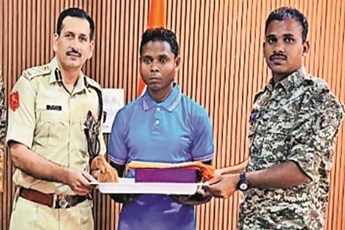 सुकमा में 8 लाख के इनामी नक्सली ने किया सरेंडर