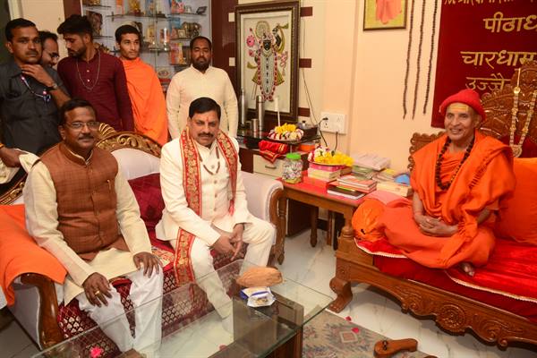 मुख्यमंत्री डॉ. यादव ने महामण्डलेश्वर श्री स्वामी शान्तिस्वरुपानंद गिरिजी महाराज से की भेंट