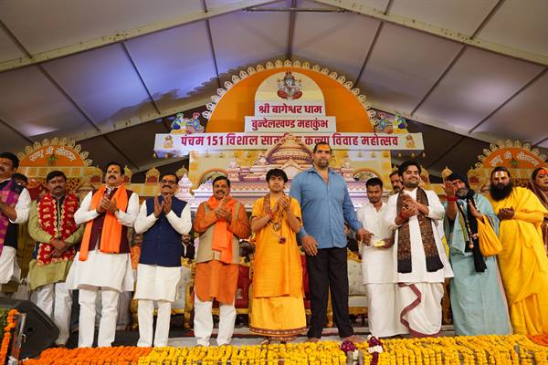 मुख्यमंत्री डॉ. मोहन यादव श्री बागेश्वर धाम में सामूहिक कन्या विवाह महोत्सव में शामिल हुए