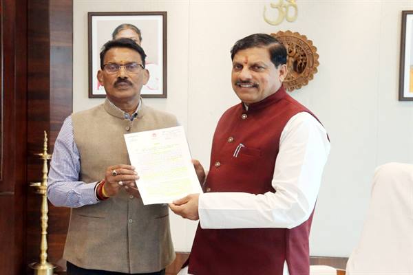 मुख्यमंत्री डॉ. यादव को जल संसाधन मंत्री श्री सिलावट ने भेंट की कार्य-योजना