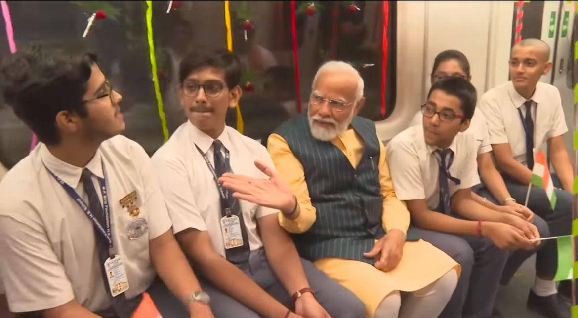 पीएम मोदी ने देश की पहली अंडरवाटर मेट्रो का किया उद्धाटन