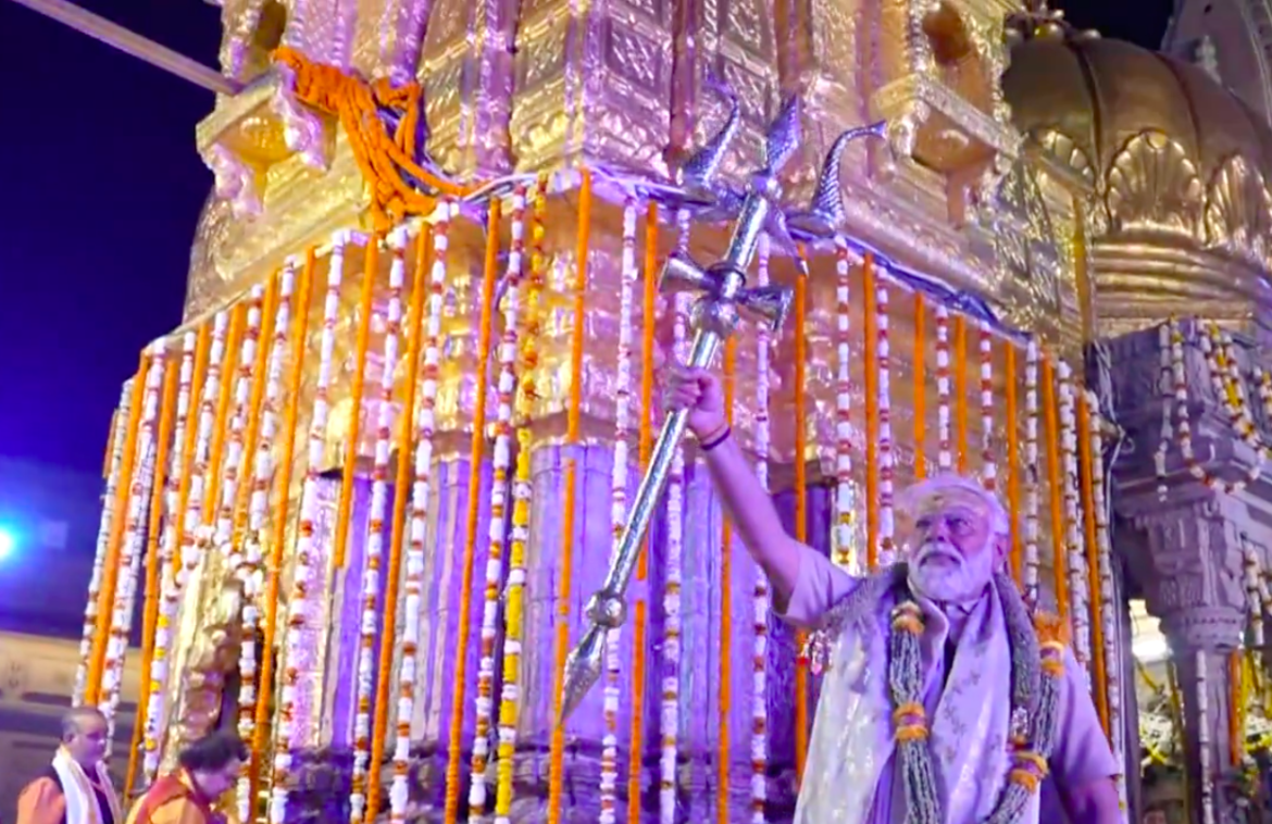 प्रधानमंत्री नरेंद्र मोदी शनिवार को अपने संसदीय क्षेत्र काशी पहुंचे।