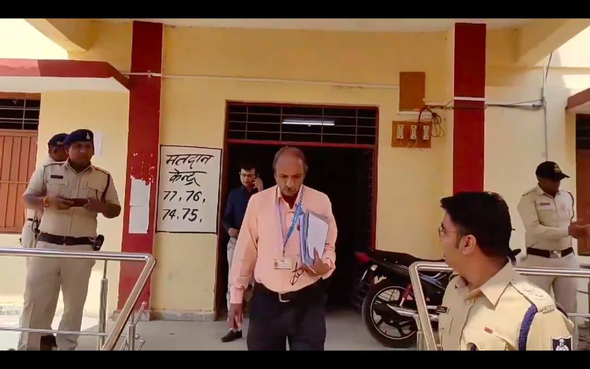 मतदान केंद्रों पर पहुंचे कलेक्टर व एसपी, दिव्यांगों के लिए रैंप बनाने का कहा