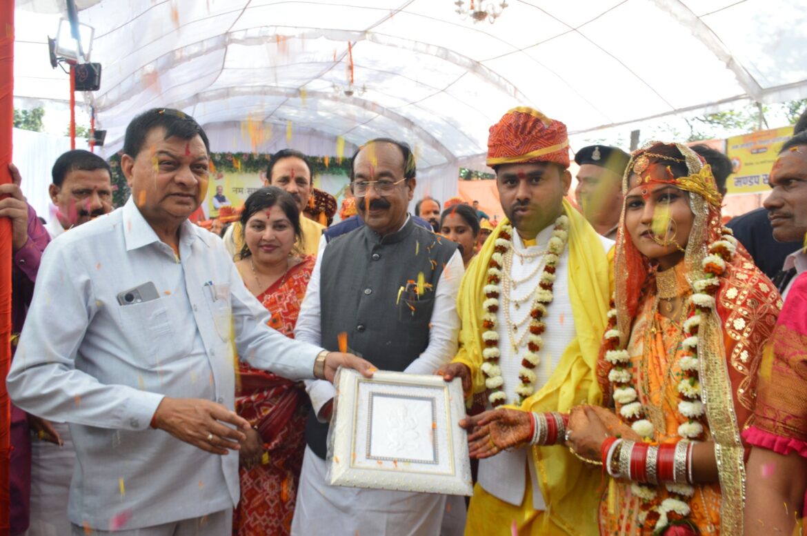 उप मुख्यमंत्री ने सामूहिक विवाह में शामिल होकर नवदंपत्तियों को दी बधाई और शुभकामनाएं