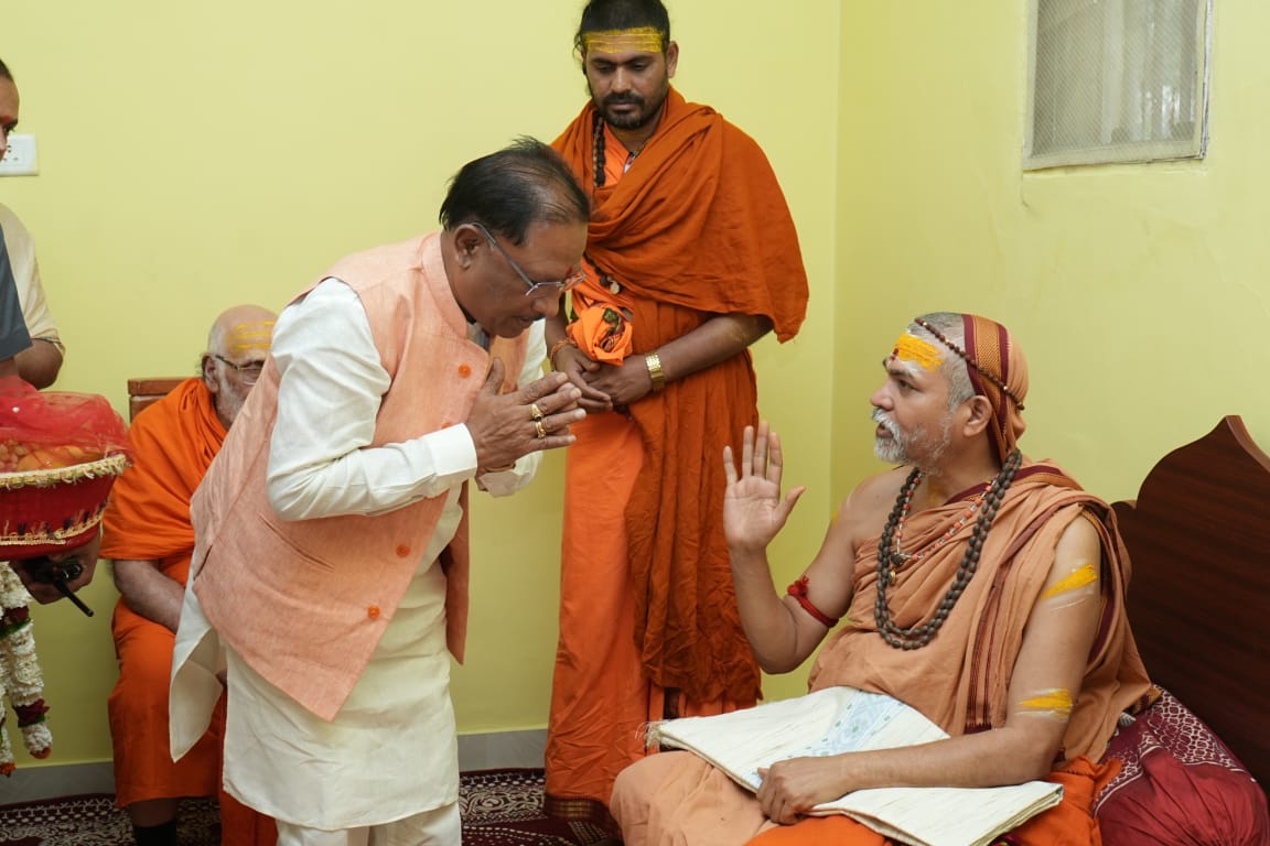 मुख्यमंत्री श्री विष्णु देव साय ने ज्योतिष पीठ के शंकराचार्य जगद्गुरु स्वामी श्री अविमुक्तेश्वरानंद सरस्वती जी तथा शारदा पीठ के शंकराचार्य जगद्गुरु स्वामी सदानंद सरस्वती जी के किए दर्शन