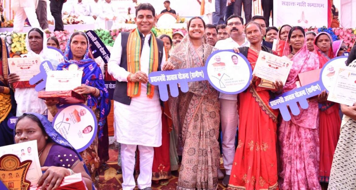 सशक्त नारी समागम कार्यक्रम में 184 महिलाओं का हुआ सम्मान, विभिन्न योजना के हितग्राहियों को सामग्री वितरण