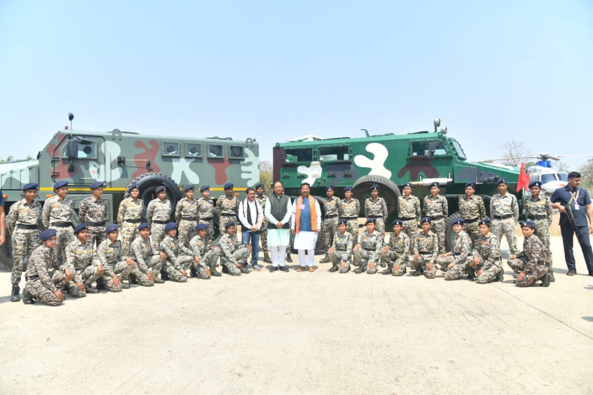 कारली हेलीपैड में जनप्रतिनिधियों और अधिकारियों ने मुख्यमंत्री श्री विष्णु देव साय का किया आत्मीय स्वागत