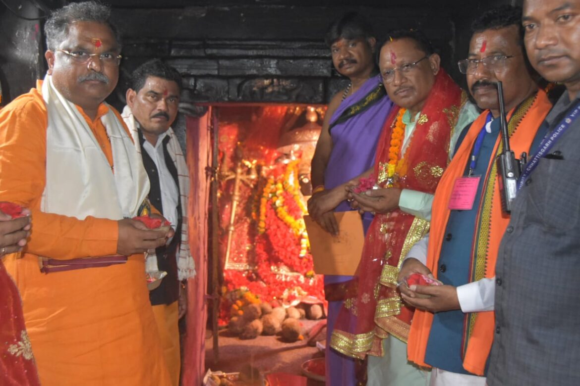 अंतर्राष्ट्रीय महिला दिवस के मौके पर दंतेवाड़ा पहुंचे मुख्यमंत्री श्री साय ने किया बस्तर की आराध्य देवी माँ दंतेश्वरी की पूजा-अर्चना