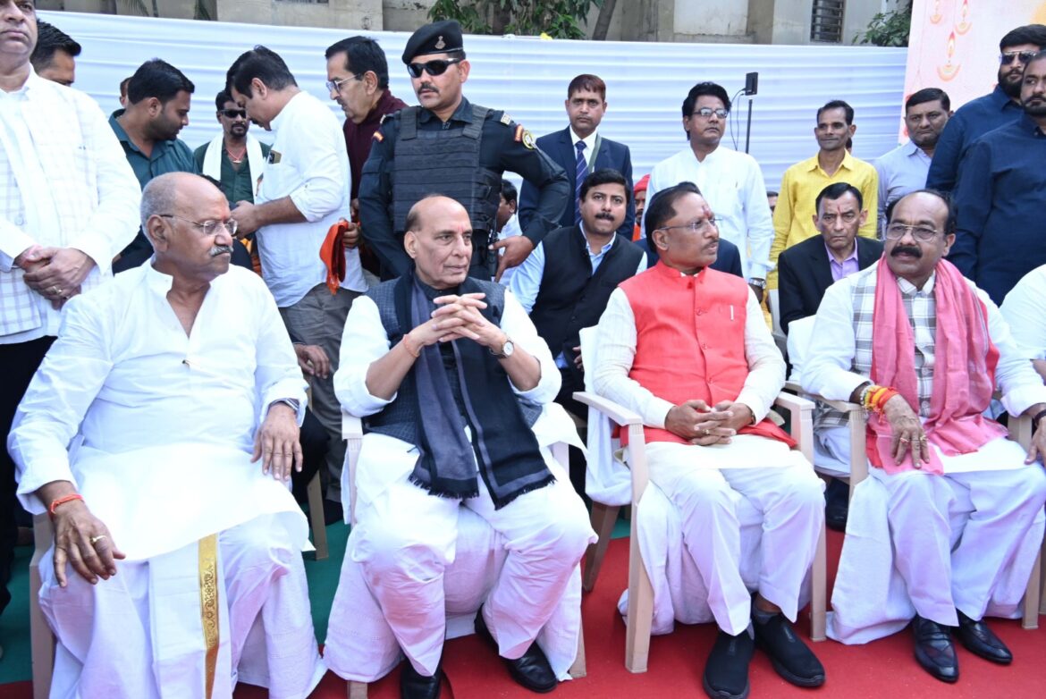 केन्द्रीय रक्षा मंत्री और मुख्यमंत्री स्कूल शिक्षा मंत्री श्री अग्रवाल की माता के शांति मिलन कार्यक्रम में हुए शामिल