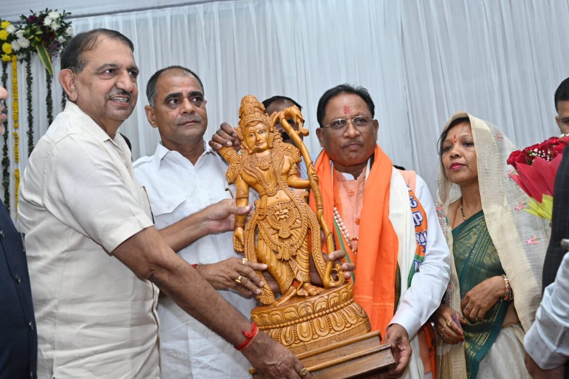 मंत्रिमंडल के सदस्य गणों, विधायकगण एवं विभिन्न समाज व संगठनों सहित आमजनों का बधाई देने देर रात तक लगा रहा तांता