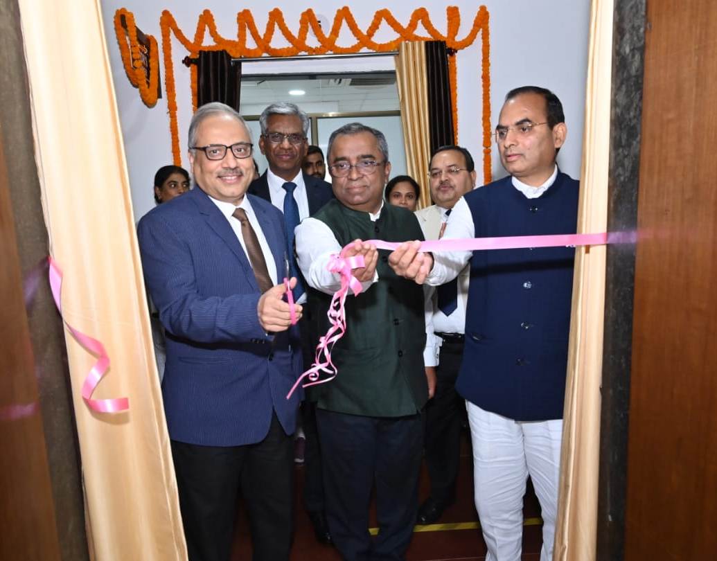 मुख्य न्यायाधीश श्री रमेश सिन्हा द्वारा छत्तीसगढ़ उच्च न्यायालय बिलासपुर के विस्तार भवन में नवीन चिकित्सालय कक्ष एवं बच्चों के झूलाघर का उद्घाटन