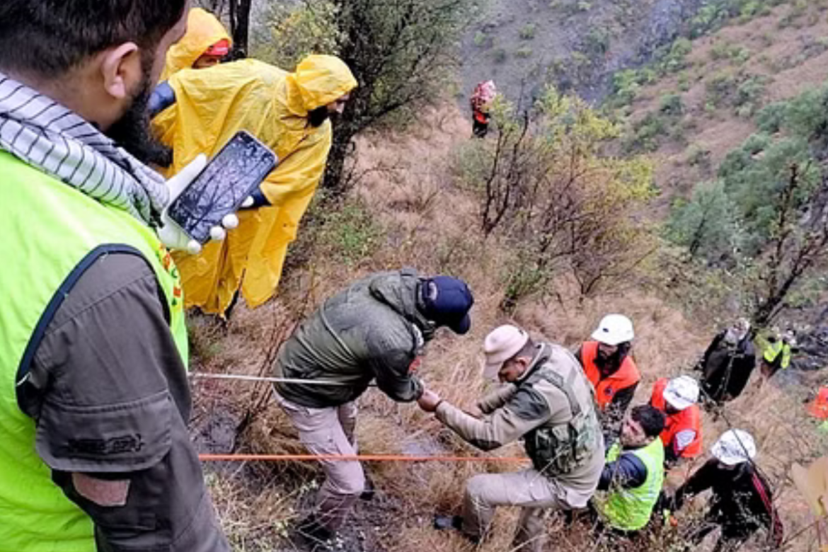 जम्मू-कश्मीर के उधमपुर में कार गहरी खाई में गिरी