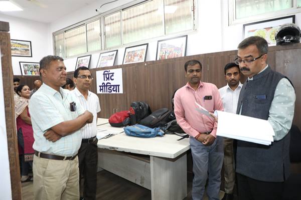मुख्य निर्वाचन पदाधिकारी श्री राजन ने मीडिया मॉनिटरिंग प्रकोष्ठ का किया निरीक्षण