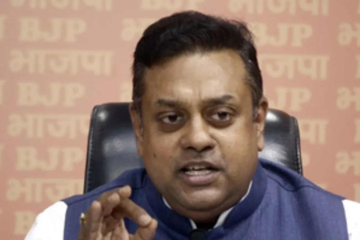 केंद्र में सत्तारूढ़ भाजपा के राष्ट्रीय प्रवक्ता संबित पात्रा ने कांग्रेस पार्टी द्वारा उसके बैंक अकाउंट को फ्रीज करने के आरोपों को झूठ का पुलिंदा बताया;