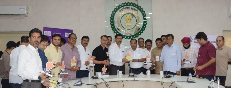 अंगुली में स्याही दिखाने पर विभिन्न व्यापारी संघ उत्पादों में देंगे छूट कलेक्टर से चेम्बर ऑफ कॉमर्स ने मिलकर दी निर्णय की जानकारी