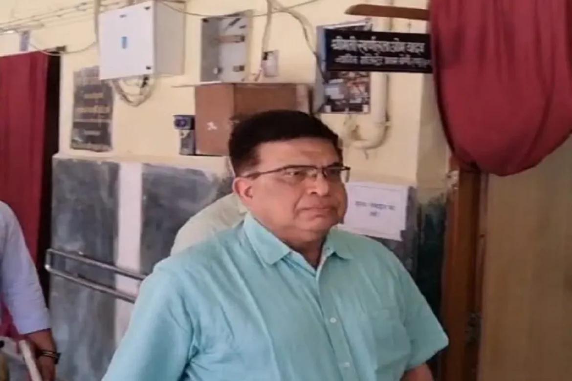 गिरफ्तारी के बाद पूर्व IAS अनिल टुटेजा को कोर्ट में किया पेश