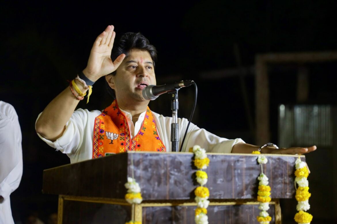 ज्योतिरादित्य सिंधिया गुना में चुनाव प्रचार के लिए पहुंचे
