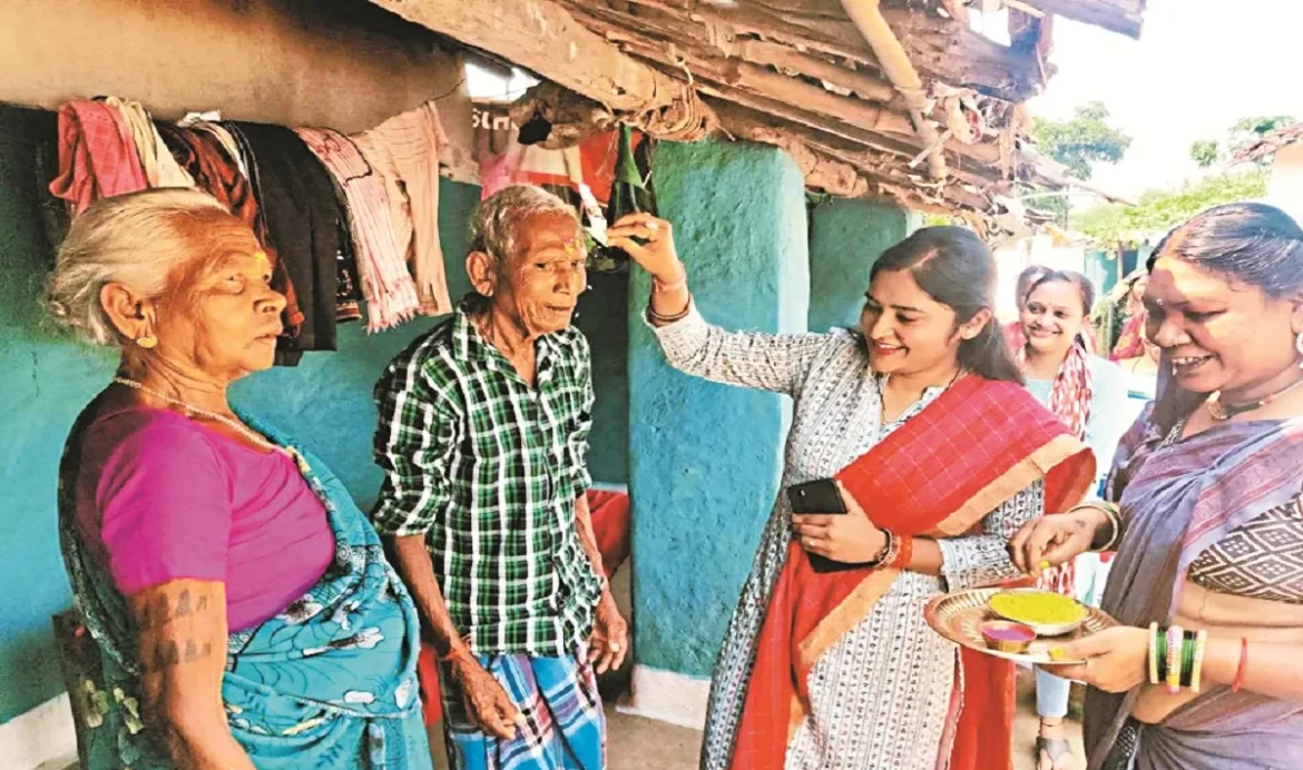 पीला चावल देकर अधिकारी लोगों को वोटिंग का दे रहे न्यौता