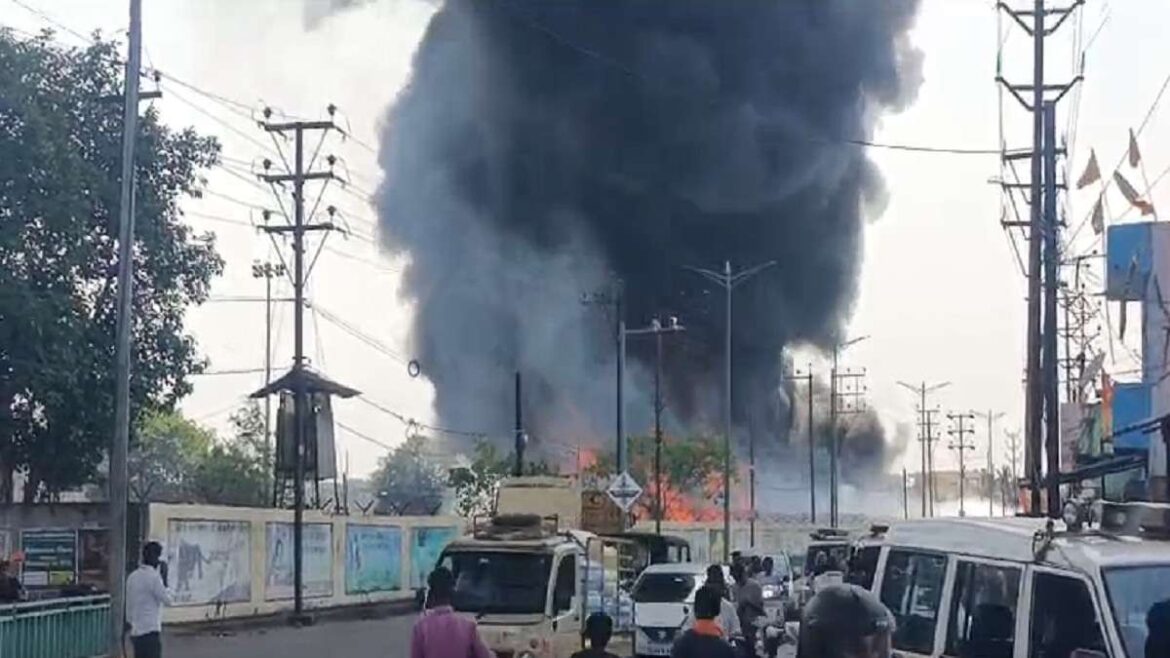 पावर हब में लगी आग, 1000 से अधिक ट्रासंफार्मर जल कर खाक