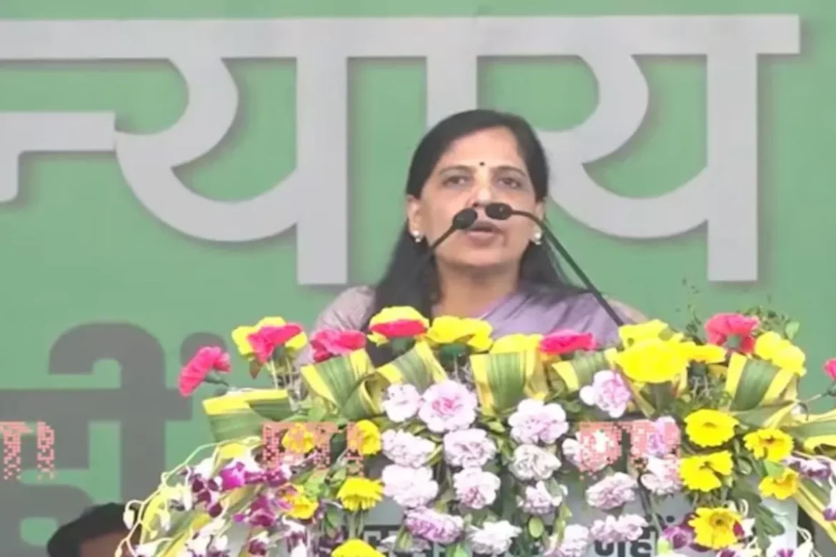 दिल्ली के सीएम अरविंद केजरीवाल की पत्नी सुनीता केजरीवाल ने रविवार को रांची में इंडिया गठबंधन की रैली को संबोधित किया।