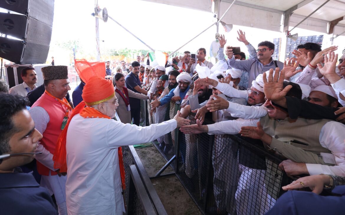 केंद्रीय गृह मंत्री अमित शाह ने जम्मू-कश्मीर के पलौरा में मंगलवार को एक जनसभा को सम्बोधित किया ;