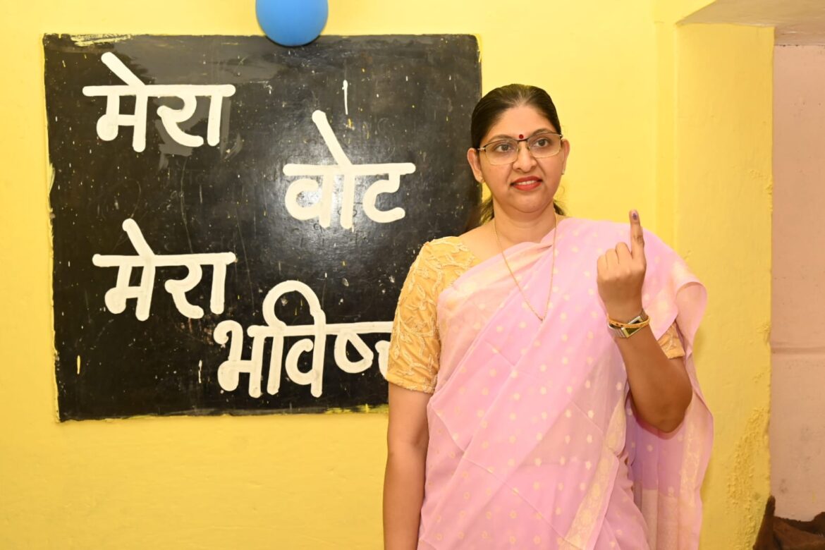 मुख्य निर्वाचन पदाधिकारी श्रीमती रीना बाबासाहेब कंगाले ने किया मतदान