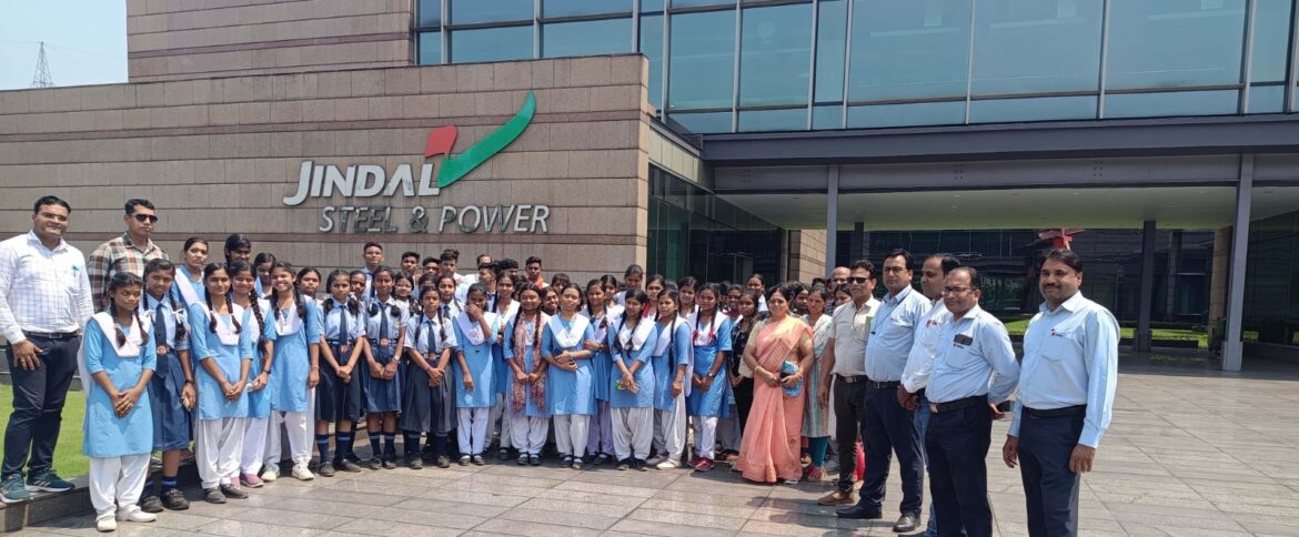 समर कैंप: स्टील प्लांट में लंबी रेल पात बनते देख बच्चे हुए रोमांचित