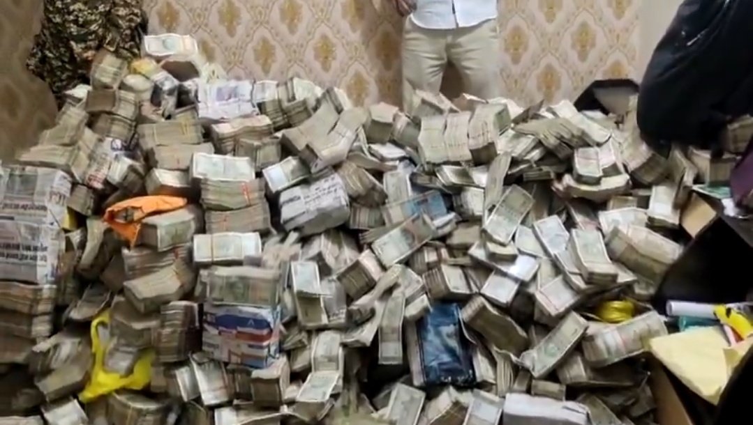 प्रवर्तन निदेशालय  ने सोमवार सुबह रांची में मंत्री आलमगीर आलम के पीए संजीव कुमार और कई अन्य के ठिकानों पर छापेमारी शुरू की