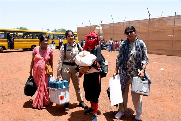 मतदान केंद्रों के लिये मतदान दल रवाना,मतदान केन्द्रों में कूलर और आईसीयू की भी व्यवस्था की गयी