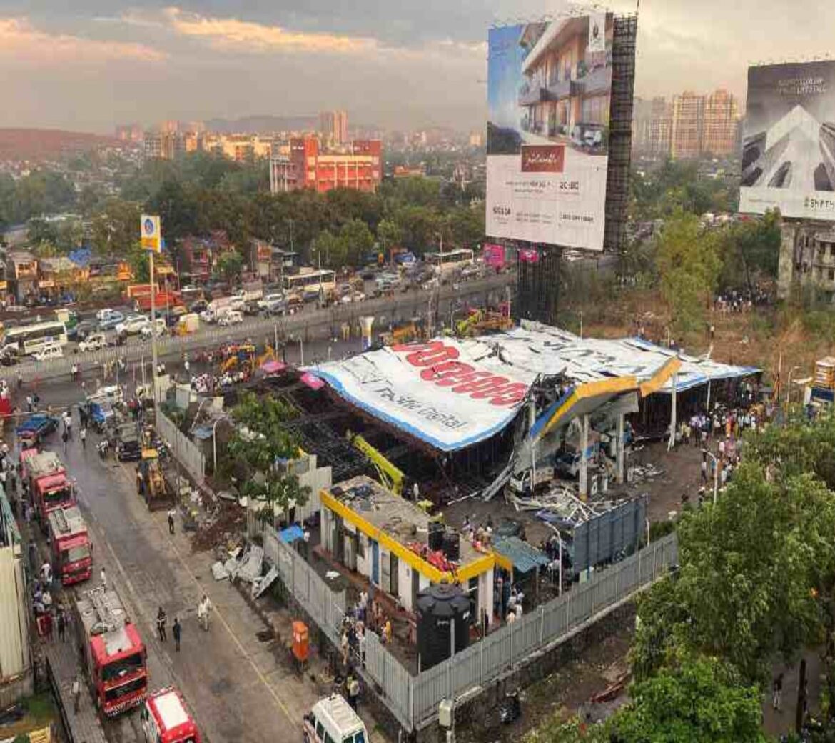 मुंबई में होर्डिंग गिरने से 14 लोगों की मौत