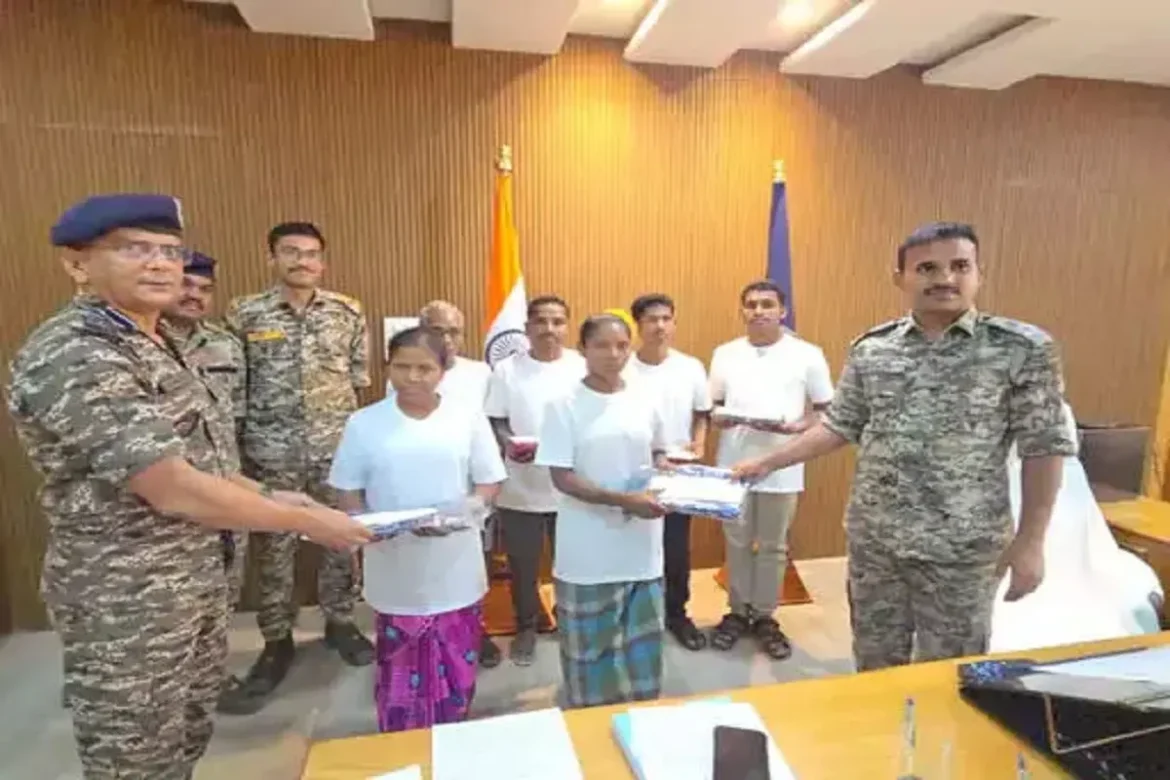 लगातार मुठभेड़ के बाद डर में अब नक्सली डर से हथियार डाल रहे हैं