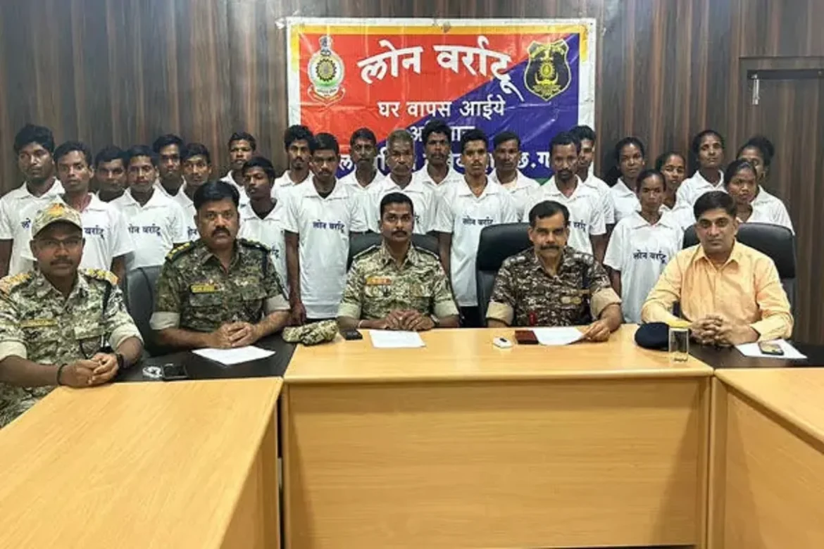 दंतेवाड़ा जिले में चलाये जा रहे नक्सल उन्मूलन अभियान से प्रभावित होकर 23 नक्सलियों ने आत्मसमर्पण किया