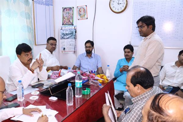 विद्युत समस्याओं का समाधान सुनिश्चित करें अधिकारी: ऊर्जा मंत्री श्री तोमर